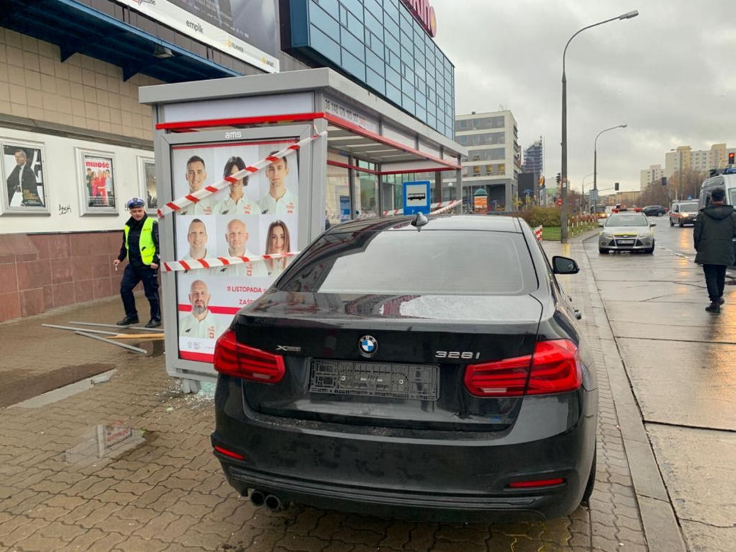 BMW roztrzaskało przystanek. Dwóch nastolatków wylądowało w szpitalu 