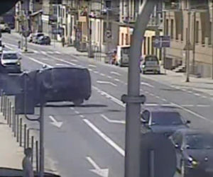 Wjechał na czerwonym i dachował