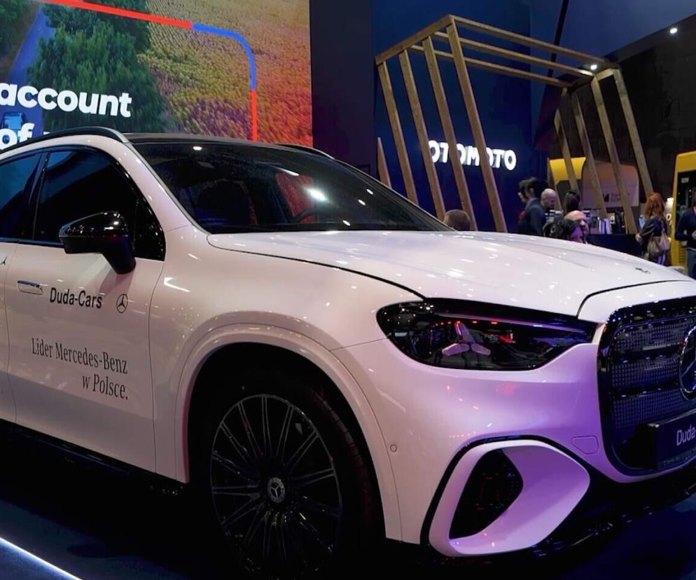 Biały Mercedes na wystawie OTOMOTO podczas Kongresu Nowej Mobilności. O innowacjach AI w e-commerce przeczytasz w Eska.