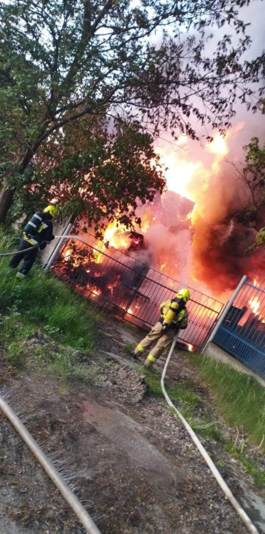 Potężny pożar w Cichoradzu pod Toruniem. Zdjęcia z akcji strażaków 