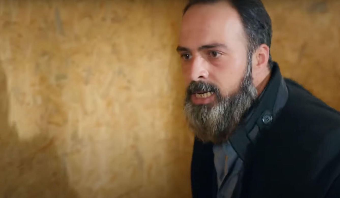 Ege uratuje Zeynep, choć porywacz pchnie ją nożem.