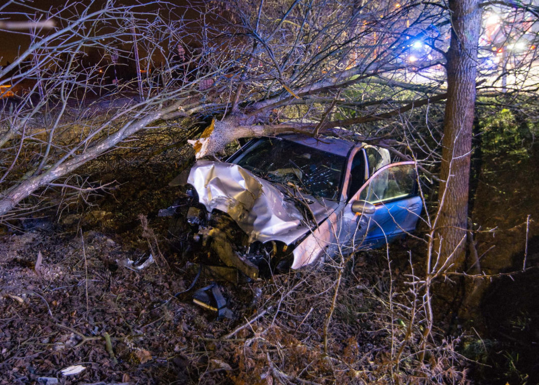 Z wściekłości rozbił swojego mercedesa o drzewo. Potem bawił się telefonem
