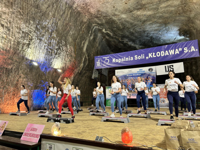 Trening fitness na stepie 600 metrów pod ziemią. Poznanianki zawalczyły o rekord Guinnessa