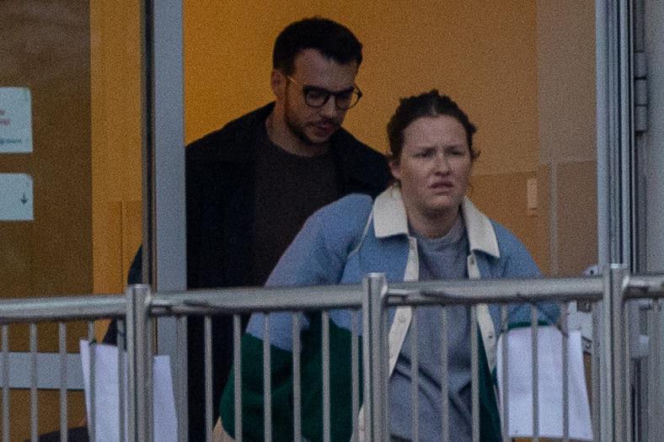 Olga Frycz wychodzi z dzieckiem ze szpitala