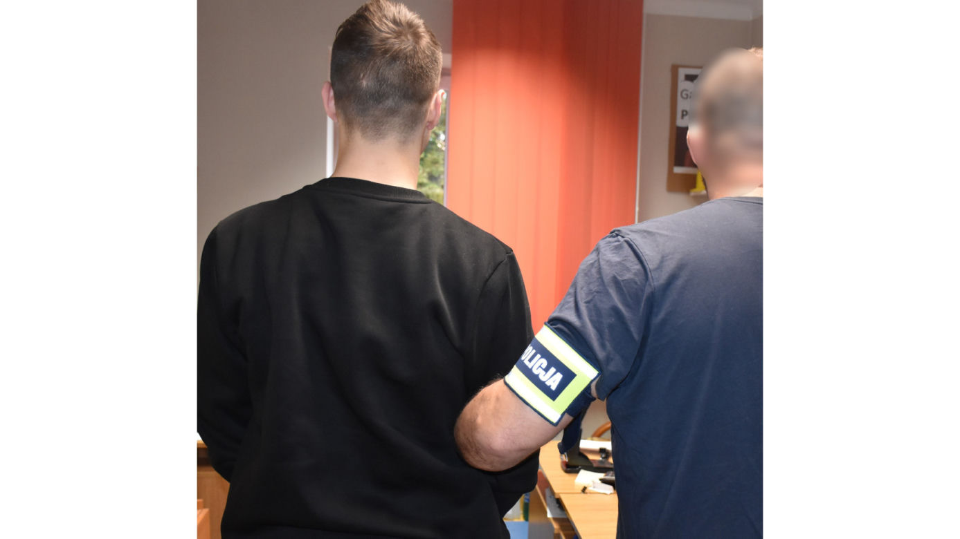 Krwawy napad na sklep w Kobyłce. Co wiemy o zatrzymanym 22-latku?