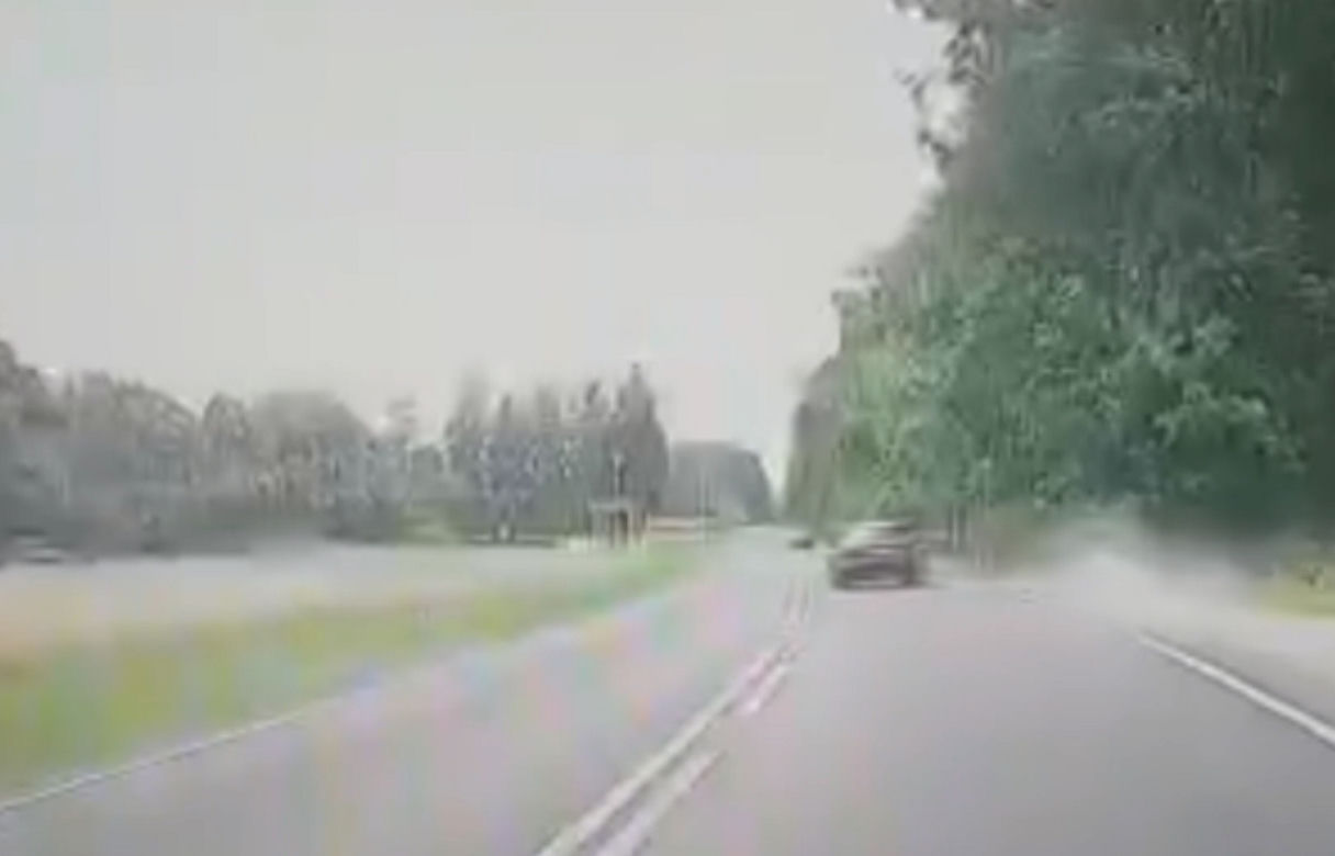 Niesłychany wypadek na trasie Mława-Ciechanów! Zachowanie pijanego kierowcy audi uchwyciła kamera [ZDJĘCIA].