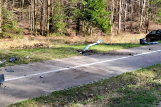 Groźny wypadek pod Iławą. Auto wypadło z drogi na ścieżkę