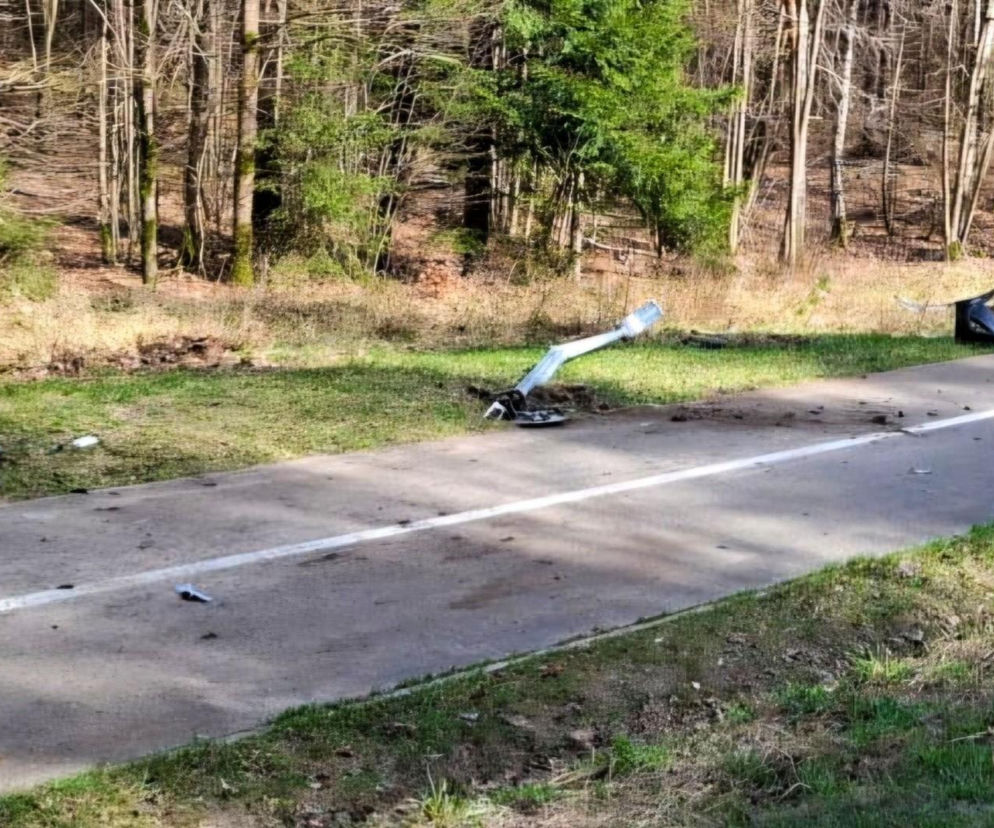 Groźny wypadek pod Iławą. Auto wypadło z drogi na ścieżkę