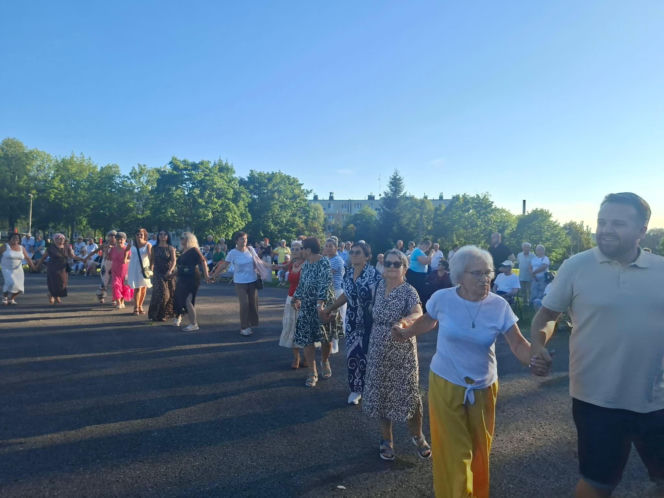 Gorący letni wieczór w Starachowicach! Międzypokoleniowa potańcówka opanowała Szlakowisko [FOTORELACJA]