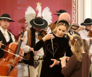 W Pałacu Prezydenckim już święta. Marta Nawrocka z rodziną ubierała choinkę