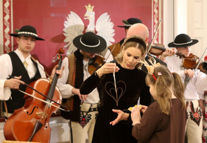 W Pałacu Prezydenckim już święta. Marta Nawrocka z rodziną ubierała choinkę