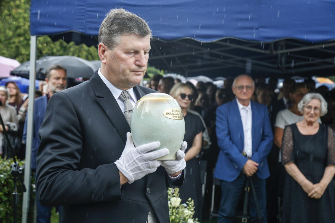 Fani i artyści żegnają Joannę Kołaczkowską. Pogrzeb artystki na Powązkach [ZDJĘCIA]