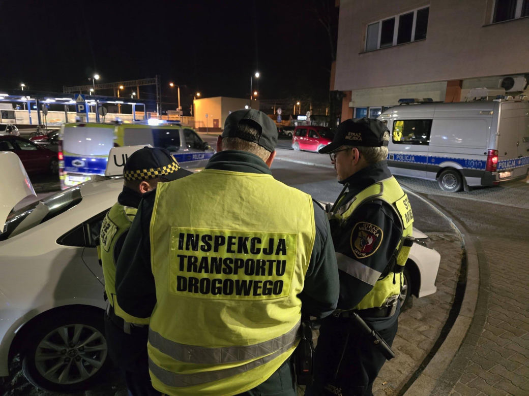 Skontrolowali taksówkarzy i kierowców "na aplikację" w Lesznie. Kto i jak wozi pasażerów?