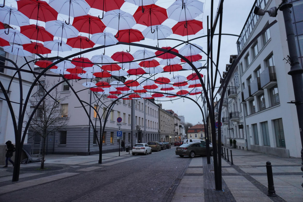 Niepodległościowe parasolki nad Kilińskiego. Zobacz atrakcję Białegostoku w nowej odsłonie [ZDJĘCIA]