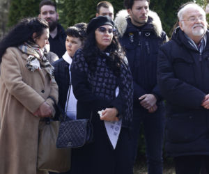 Wizyta na cmentarzu i łzy na mszy świętej. Ewa Krawczyk w pierwszą rocznicę śmierci męża