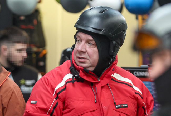 Nauczyliśmy posła bezpieczeństwa! Michał Wójcik wreszcie założył kask