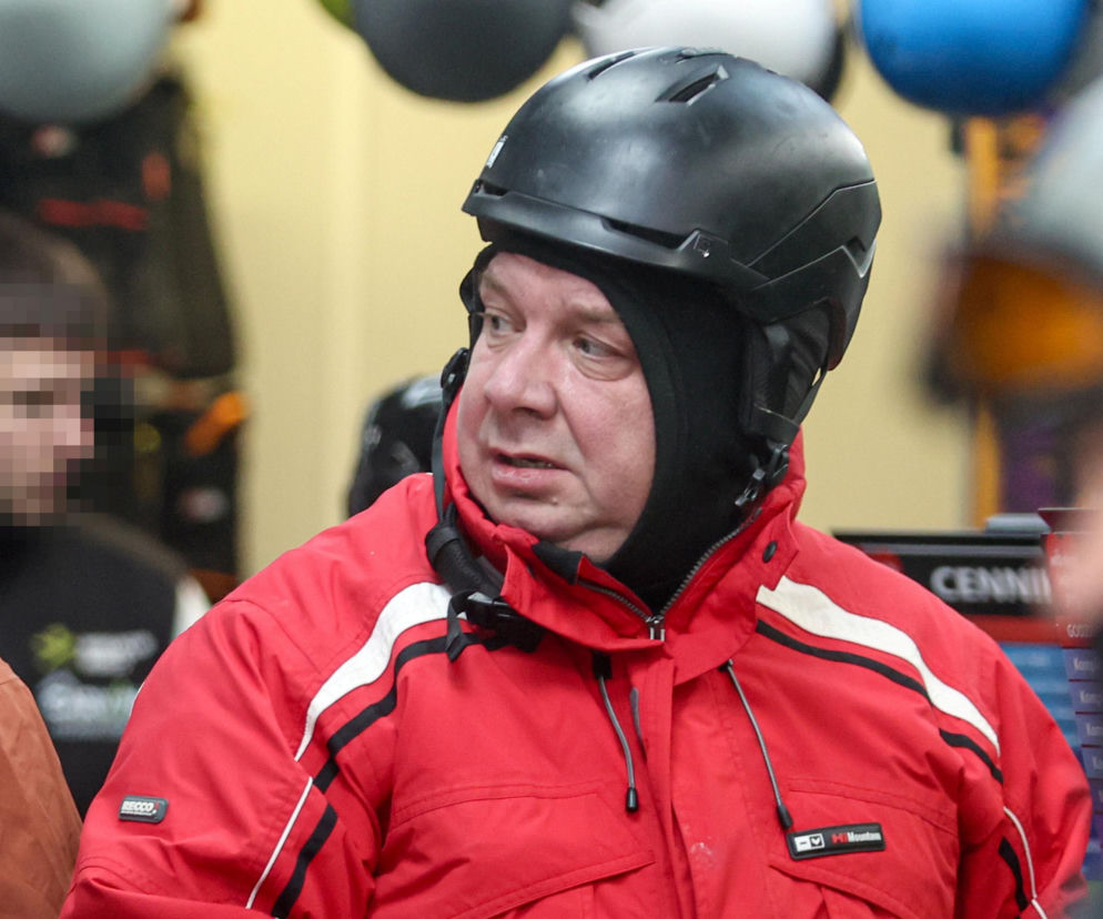 Poseł Wójcik szusuje w kasku