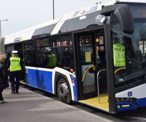 Policjanci kontrolują liczbę pasażerów w autobusach