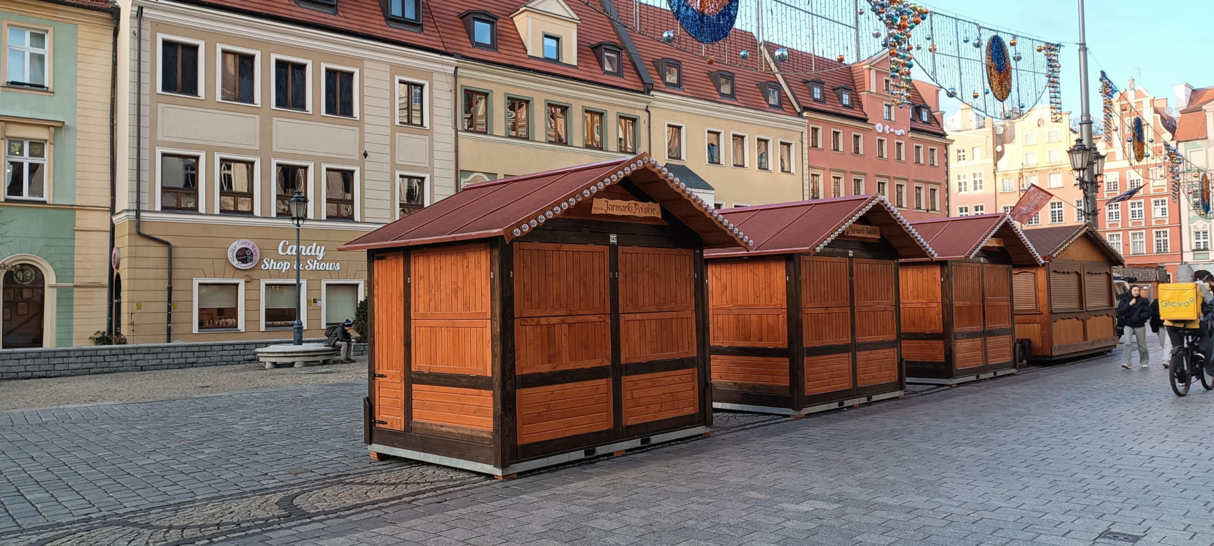 Jarmark Bożonarodzeniowy 2023 we Wrocławiu już się rozkłada. Kiedy się rozpocznie? [ZDJĘCIA]