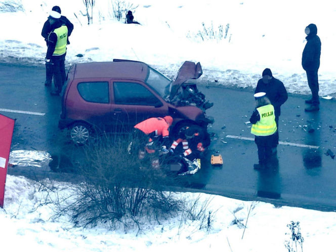 Koszmarny wypadek pod Warszawą. Senior w Seicento wjechał pod ciężarówkę, nie żyje