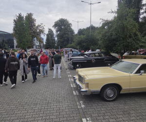 Motoryzacyjne legendy pod Torbydem. „Bydgoskie Klasyki Nocą” znów przyciągnęły tłumy