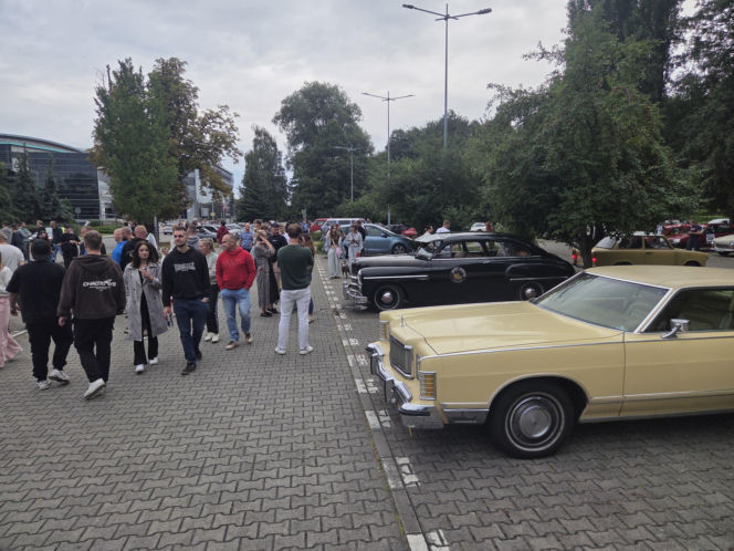 Motoryzacyjne legendy pod Torbydem. „Bydgoskie Klasyki Nocą” znów przyciągnęły tłumy
