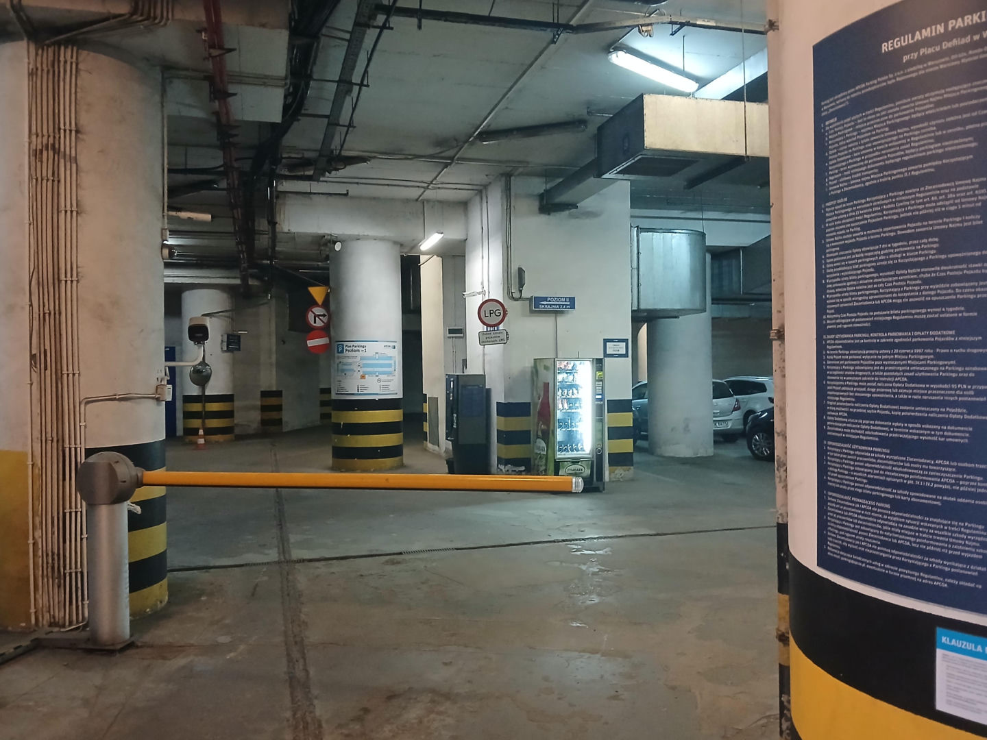 Parking podziemny pod Placem Defilad w Warszawie