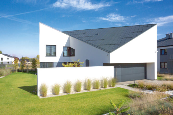 Nowoczesny dom o kształcie dostosowanym do warunków trudnej działki