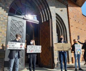 Protest pod kościołem św. Antoniego w Lesznie