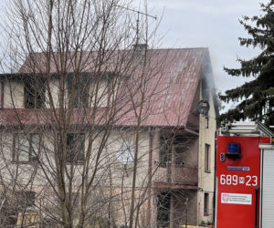 Tragedia w Kobyłce. Kobieta wyskoczyła z okna płonącego domu, jedna ofiara spłonęła żywcem