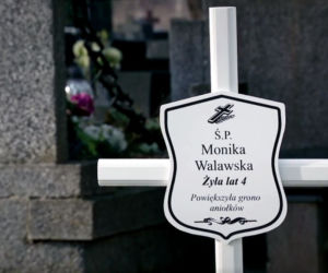 Barwy szczęścia odc. 2089. Pogrzeb Moniki Walawskiej (Natalia Żyłowska) - grób i klepsydra