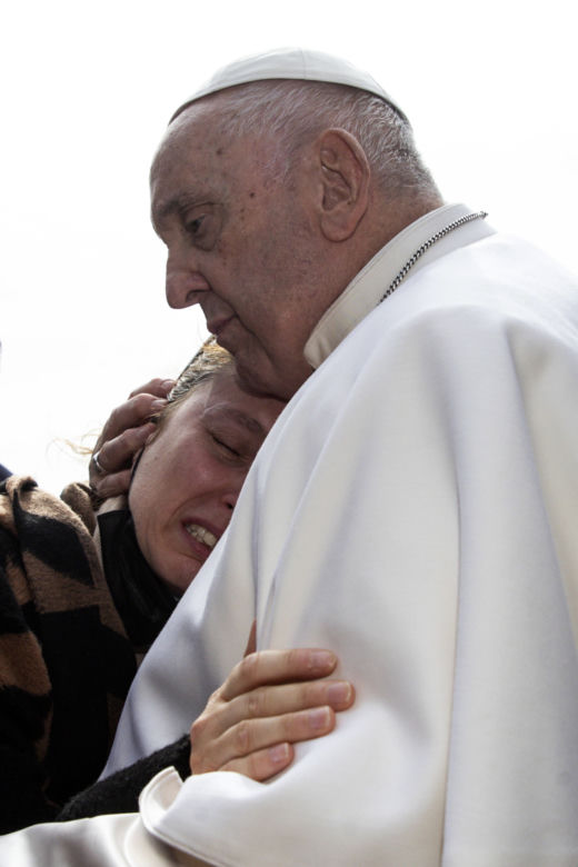 Papież Franciszek opuścił szpital i wraca do Watykanu. Jest w dobrej formie [ZDJĘCIA]
