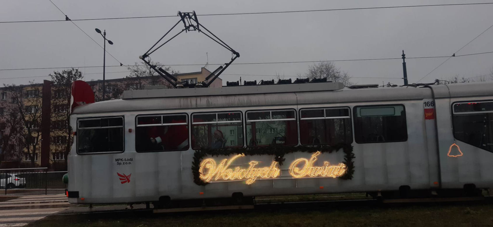 Mikołajkowy pojazd na łódzkich drogach. Zobacz, jak wyglądał świąteczny tramwaj
