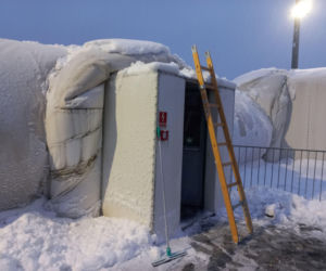 Pod ciężarem śniegu zapadło się zadaszenie lodowiska w Lesznie! Na miejscu pracują służby