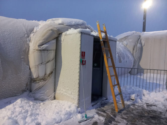 Pod ciężarem śniegu zapadło się zadaszenie lodowiska w Lesznie! Na miejscu pracują służby
