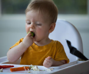 Dziecko rozrzuca jedzenie? Wyjaśniamy, dlaczego ten ważny etap rozwoju, to nie złośliwość