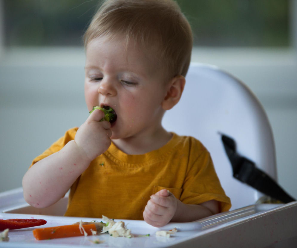 Masz dość bałaganu przy jedzeniu? To znak, że dziecko rozwija się prawidłowo
