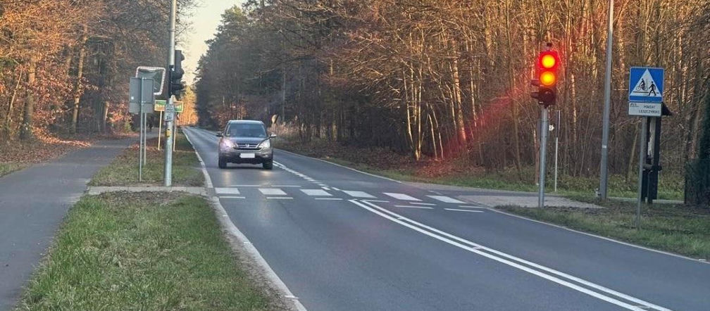 Na Nowym Świecie koło Leszna zamontowano sygnalizację świetlną. Kiedyś doszło tu do tragedii