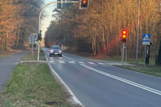 Na Nowym Świecie koło Leszna zamontowano sygnalizację świetlną. Kiedyś doszło tu do tragedii [ZDJĘCIA]