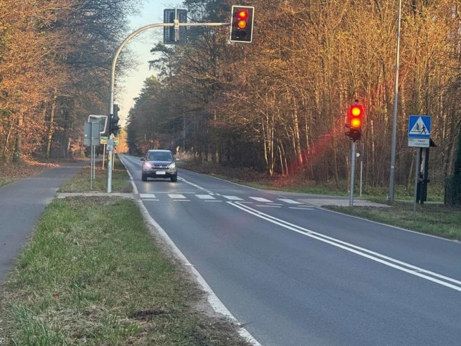 Na Nowym Świecie koło Leszna zamontowano sygnalizację świetlną. Kiedyś doszło tu do tragedii