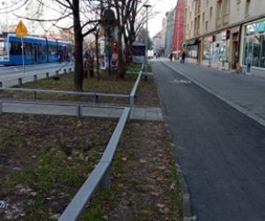 Absurd na ul. Kronikarza Galla. Drogowcy postawili barierki od strony... chodnika!