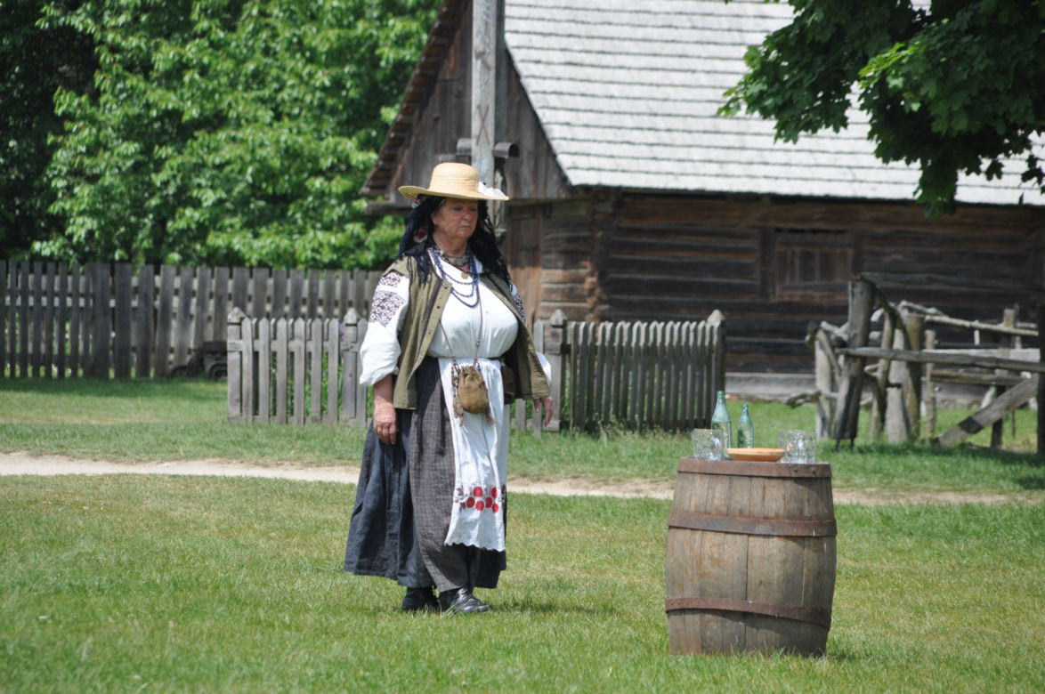 "Sami swoi. Początek". Filmowy kręcili sceny w Muzeum Wsi Kieleckiej w Tokarni