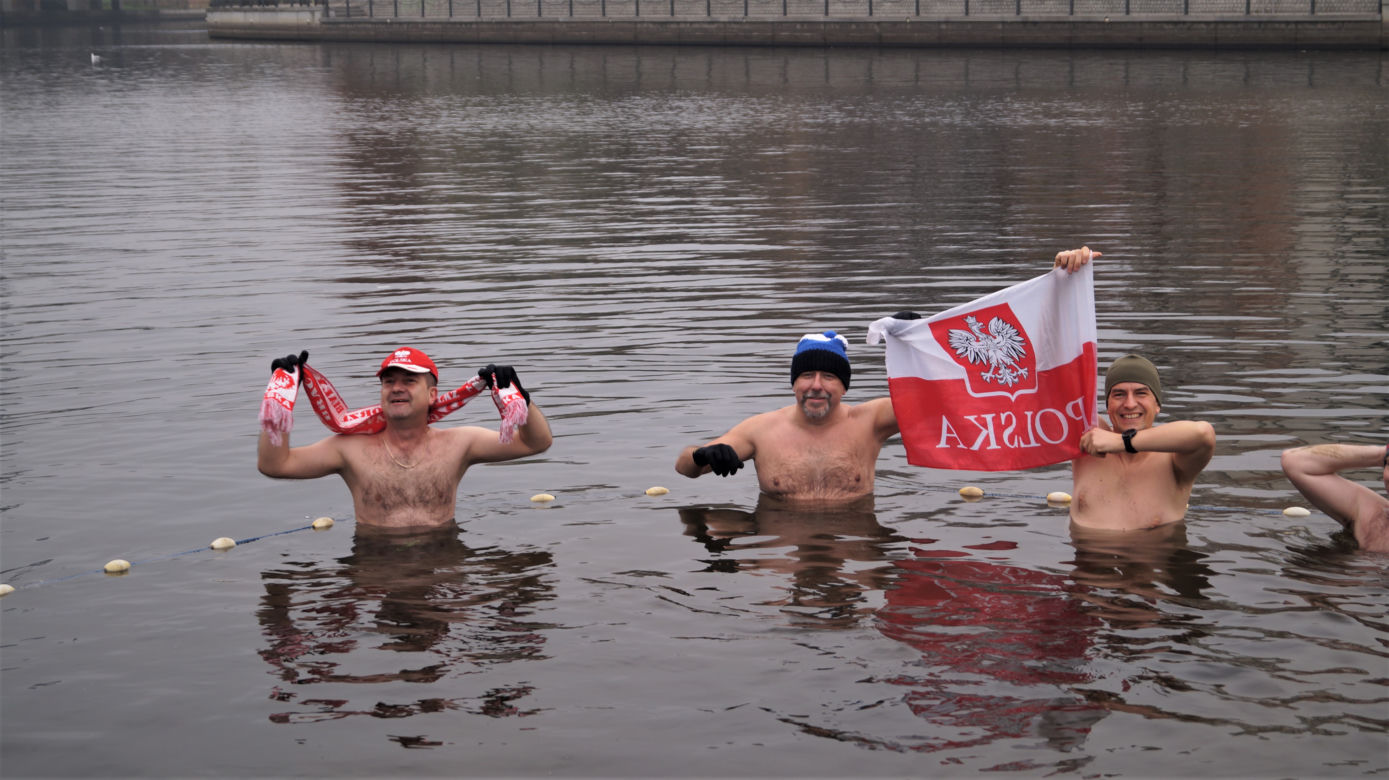 Bydgoskie morsy wskoczyły do Brdy! Za nami inauguracja sezonu na Wyspie Młyńskiej 