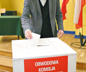 	Założył się i poszedł głosować