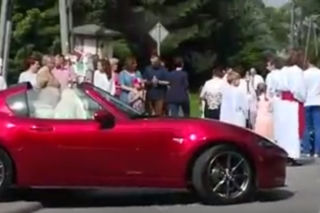 Pszczyna: Procesja Bożego Ciała, a na jej czele... ksiądz w kabriolecie [WIDEO]