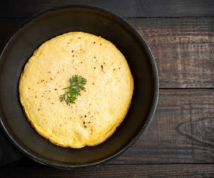 Dodaj do ciasta na omlet, a wyrośnie puszysty i nie opadnie. Ten prosty sposób zmienia wszystko