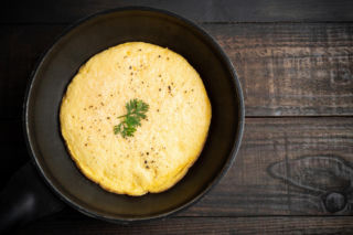 Puszysty omlet nie opadnie po usmażeniu. Wystarczy, że dodasz to do jajek