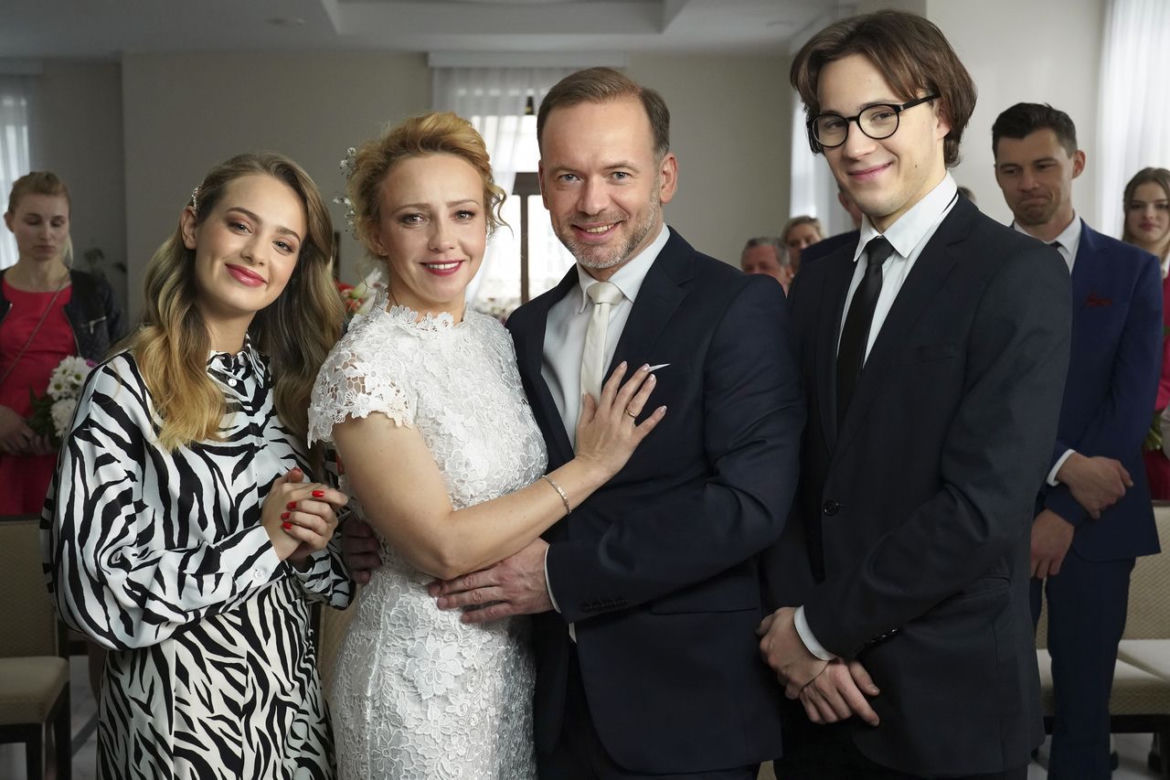 Barwy szczęścia, odc. 2626. Sabina (Barbara Jonak), Kazik (Grzegorz Mielczarek), Kajtek (Jakub Dmochowski), Oliwka (Wiktoria Gąsiewska)