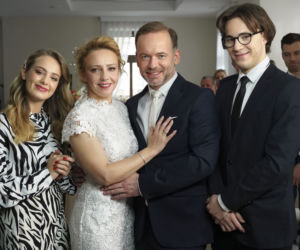 Barwy szczęścia, odc. 2626. Sabina (Barbara Jonak), Kazik (Grzegorz Mielczarek), Kajtek (Jakub Dmochowski), Oliwka (Wiktoria Gąsiewska)
