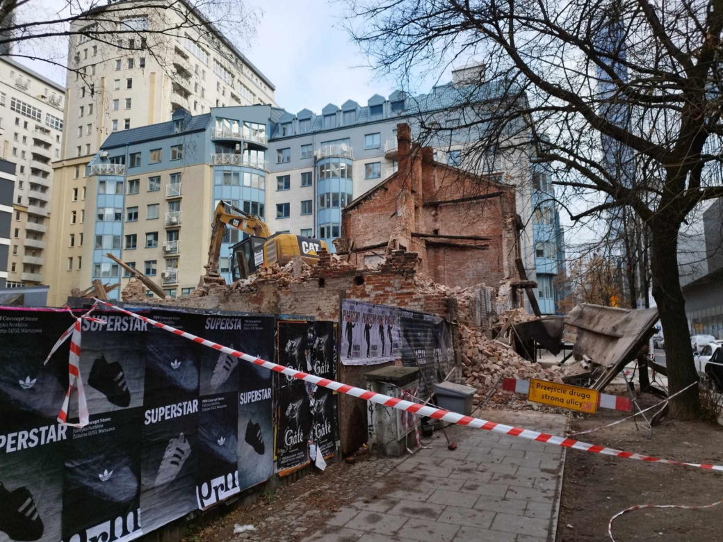 Deweloper wyburzył kamienicę przy Łuckiej 8 mimo protestów